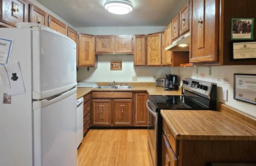Donner Lake Woods Cabin | 2 bedroom, 2 bath, sleeps 6 adults. West End of Donner Lake DLR#011