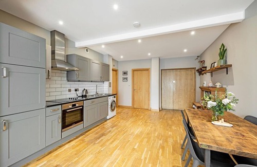 Dalgarno Apartment | 2 Bedroom 2 Bathroom Flat in London