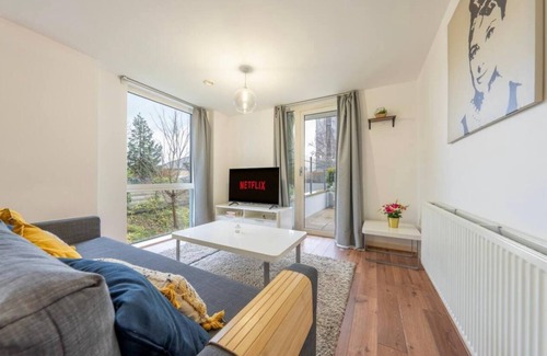 London Borough of Hounslow Apartment | 2 Bedroom 2 Bathroom Bright Modern Apartment Free Parking & Free Gym Access WiFi