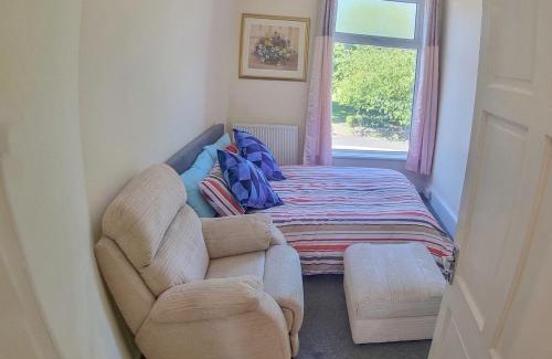 Rochdale Apartment | 2 Bedroom 4 Beds Family Flat Free Parking & Fast Wi-Fi Self-Check-in Cosy & Spacious