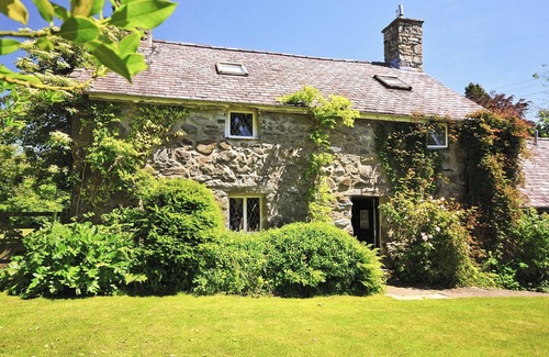 Garndolbenmaen Cottage | 2 bedroom accommodation in Garndolbenmaen, near Porthmadog