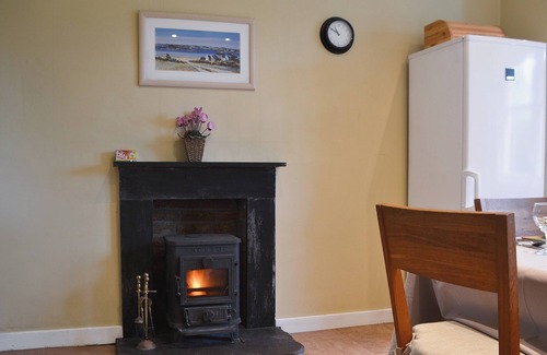Dunfermline Cottage | 2 bedroom accommodation in Oakley, near Dunfermline