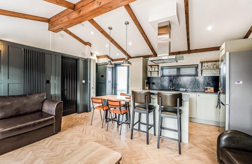Saintbury Ski Chalet | 2 bedroom accommodation in Snitterfield, Stratford Upon Avon