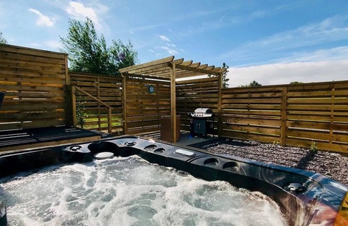 Llansantffraed Ski Chalet | 2 bedroom accommodation in Llanon