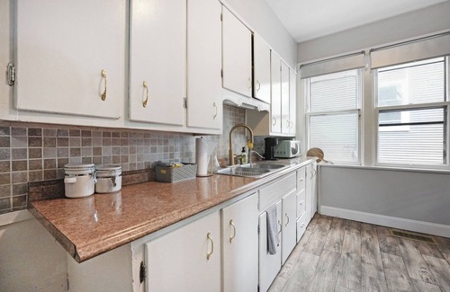 Grand Rapids Apartment | 2 Bedroom Apartment 1st floor in historic district near downtown Grand Rapids!