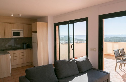 Begur Apartment | 2 bedroom apartment close to the center of Begur. Terrace and panoramic sea views (Ref:H41)