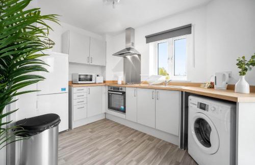 Cradley Heath Apartment | 2 Bedroom Apartment - Off-Street Parking - Wifi - Netflix - 54C