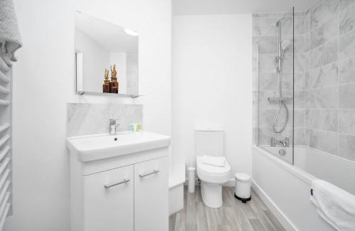 Cradley Heath Apartment | 2 Bedroom Apartment - Off-Street Parking - Wifi - Netflix - 54C