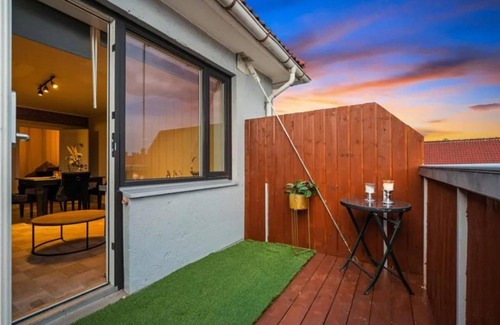 Gamle Oslo Condo | 2 Bedroom Apartment in Helsfyr, Oslo, Ideal for Long & short Stays ,free parking