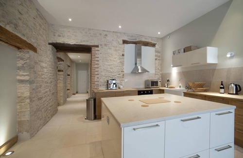 Beaune City Centre Apartment | 2 Bedroom apartment in the historic center! (New full air con installed in 2024)