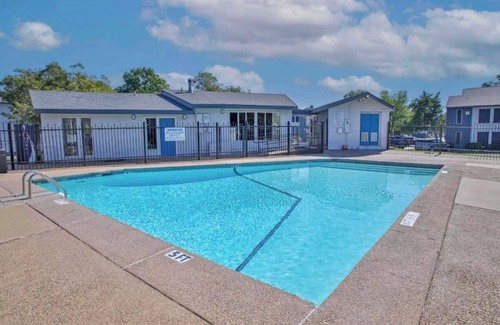 Sherman Apartment | 2-bedroom apartment in enchanting Sherman with AC, WiFi