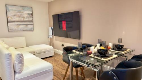 Warwick Apartment | 2 Bedroom Apartment near Buckingham Palace