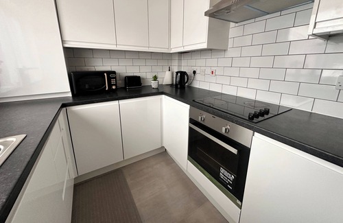 Grays Apartment | 2 Bedroom Apartment-Sleeps 6-Parking-WiFi