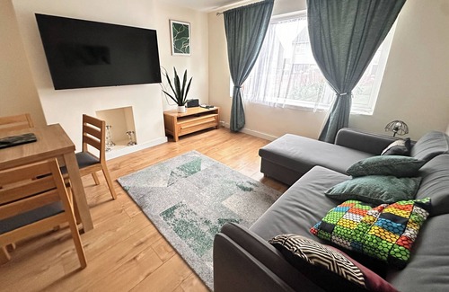 Grays Apartment | 2 Bedroom Apartment-Sleeps 6-Parking-WiFi