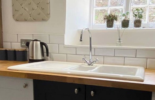 Stalbridge House | 2 Bedroom Cottage - Sleeps 4 - Wifi, Fireplace