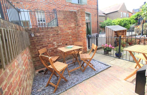 Canterbury Cottage | 2 Bedroom City Centre Cottage set in a Private Courtyard