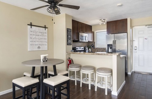 McCully - Moiliili Condo | 2 Bedroom Condo in Waikiki, FREE PARKING