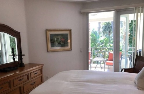 Airport Area Condo | 2 Bedroom Condo L-592434 by Houzlet