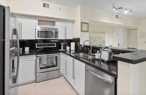 Aventura Condo | 2 bedroom Condo located at the Yacht Club at Aventura