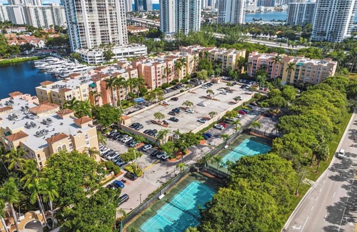 Aventura Condo | 2 bedroom Condo located at the Yacht Club at Aventura