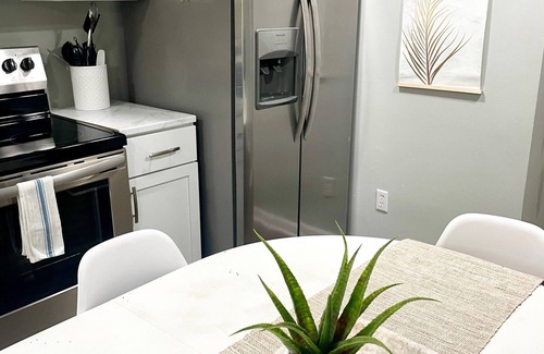 North Charleston Cottage | 2 Bedroom Cottage10 min from Downtown! Pet & Family Amenities Available