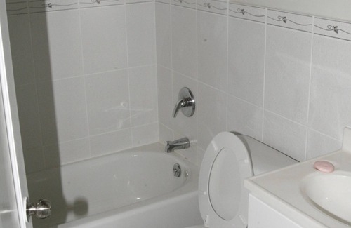St. John's House | 2 bedroom cottage with air conditioning close to beach & town - FREE WIFI