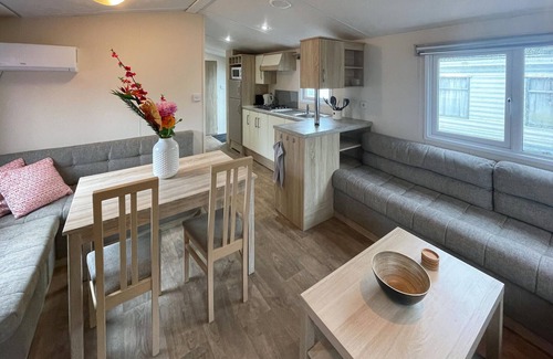 Makkum House | 2 bedroom cozy (sta)caravan in Makkum