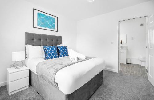 Cradley Heath Apartment | 2 Bedroom Deluxe Apartment - Off-Street Parking - WIFI - Netflix - Top Rated - 49C