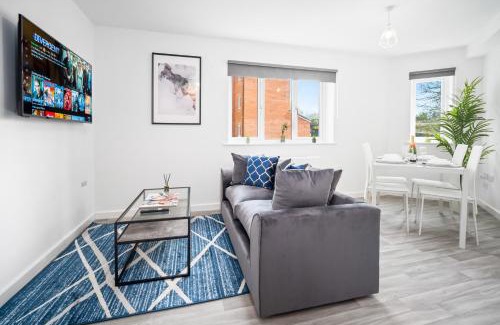 Cradley Heath Apartment | 2 Bedroom Deluxe Apartment - Off-Street Parking - WIFI - Netflix - Top Rated - 49C