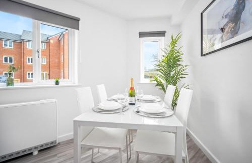 Cradley Heath Apartment | 2 Bedroom Deluxe Apartment - Off-Street Parking - WIFI - Netflix - Top Rated - 49C