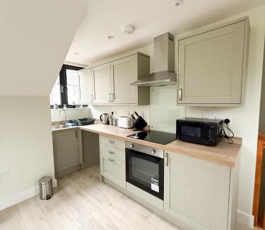 Huntingdon Apartment | 2 Bedroom Duplex's in Huntingdon - Built for Contractors & Professionals - Balcony - WiFi - Fully Equipped Kitchen - Smart TV - Ideal for Work Stays - Long Projects