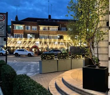 Maida Vale Apartment | 2 Bedroom Flat with 24 7 security and concierge