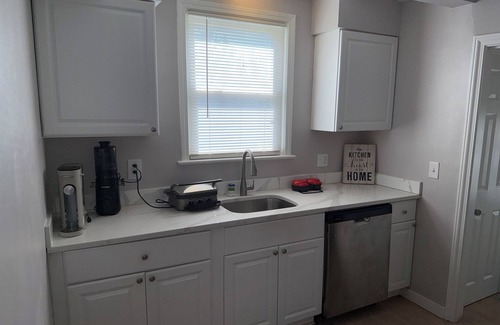Cleveland Heights House | 2-bedroom house close to the Cleveland Clinic Main Campus w/fireplace and a den