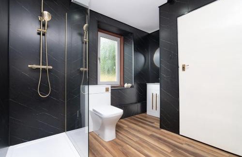 Annan House | 2 Bedroom House - Free Parking