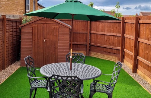 Stoke Hammond House | 2 bedroom house in Milton Keynes with work space