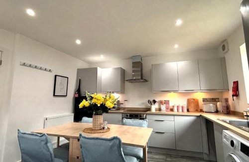 Sandbach House | 2 Bedroom House - Private Parking - Central