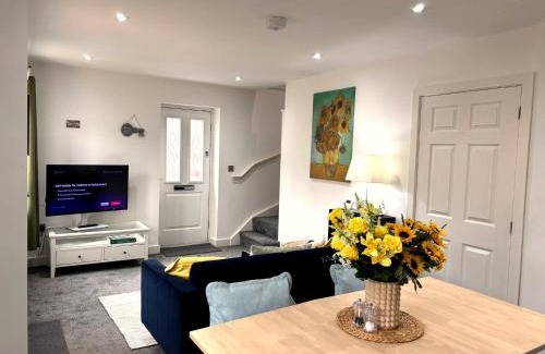Sandbach House | 2 Bedroom House - Private Parking - Central
