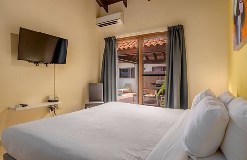 Modanza House | 2 Bedroom House w/ Pool & BBQ in Central Location