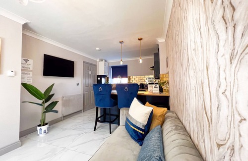 Boston House | 2 Bedroom House with Lock View