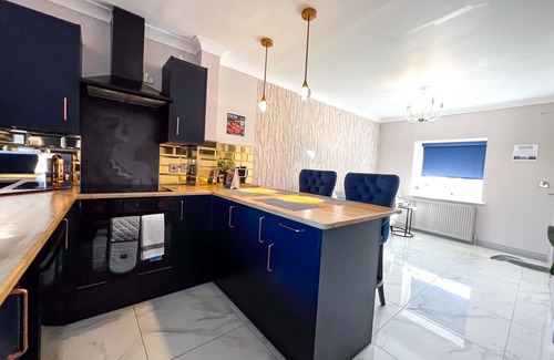 Boston House | 2 Bedroom House with Lock View