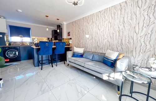 Boston House | 2 Bedroom House with Lock View