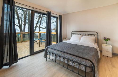 Harwood House | 2-bedroom Lake Front Cottage in Harwood ON #5