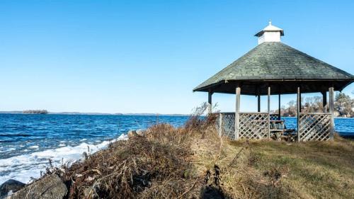 Harwood House | 2-bedroom Lake Front Cottage in Harwood ON #2