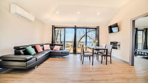 Harwood House | 2-bedroom Lake Front Cottage in Harwood ON #1