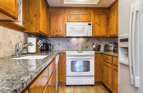 Truckee Condo | 2-bedroom lakefront condo overlooking Donner Lake and beach.