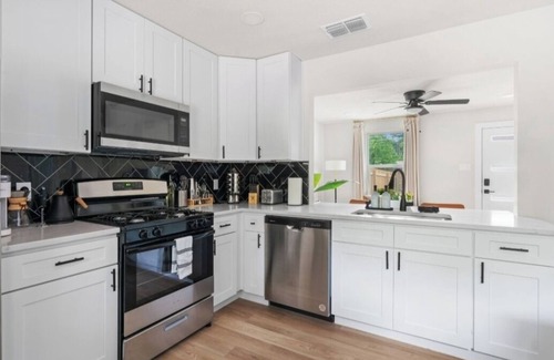 East MLK Cabin | 2-bedroom lodge in lovely Austin with WiFi, AC