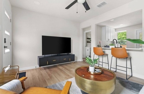 East MLK Cabin | 2-bedroom lodge in lovely Austin with WiFi, AC