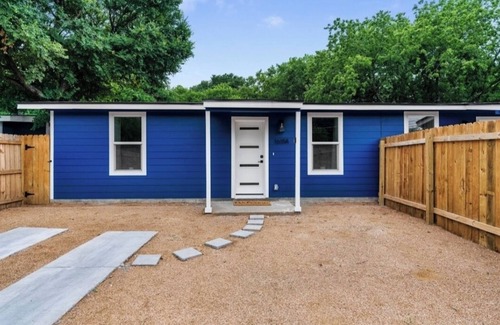 East MLK Cabin | 2-bedroom lodge in lovely Austin with WiFi, AC