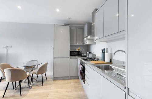 High Wycombe Apartment | 2 Bedroom Penthouse with parking High Wycombe Apt.03