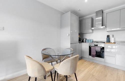 High Wycombe Apartment | 2 Bedroom Penthouse with parking High Wycombe Apt.03
